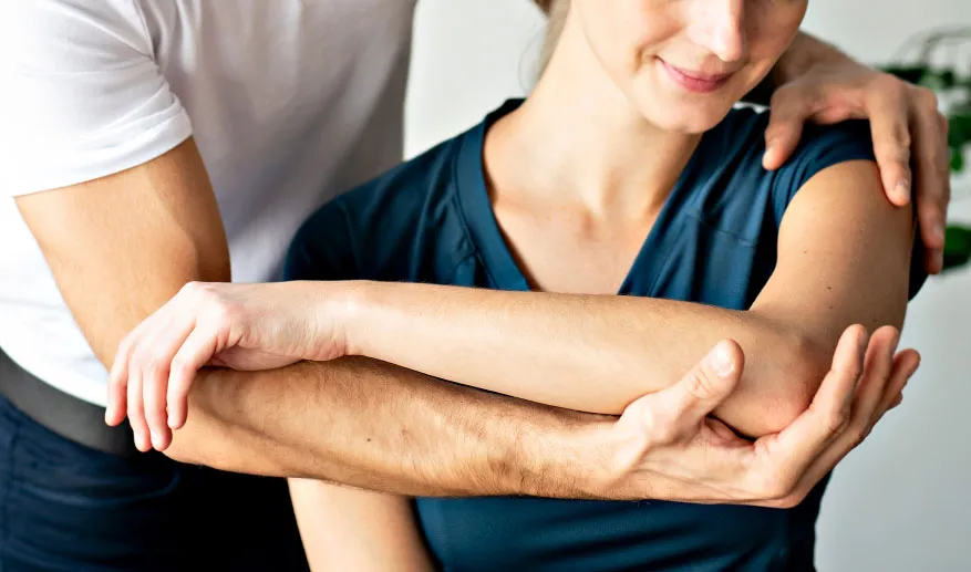 Un chiro donnant des soins à un patient.