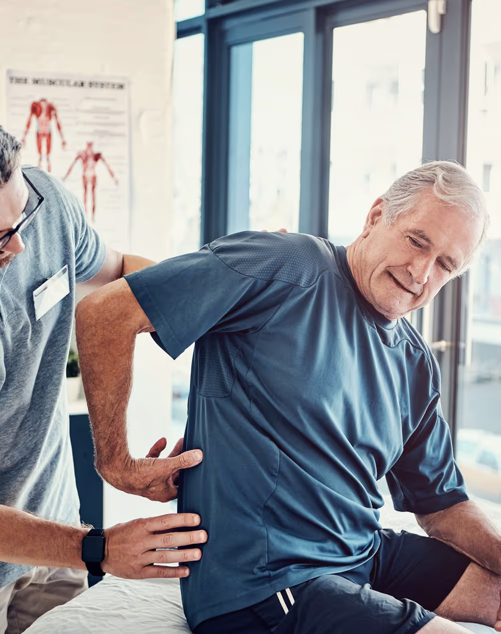 Une personne agée qui a des douleurs lombaires.