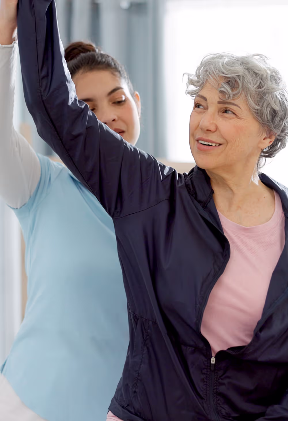 Une chiro montre des exercices pour stabiliser une épaule à une patiente.