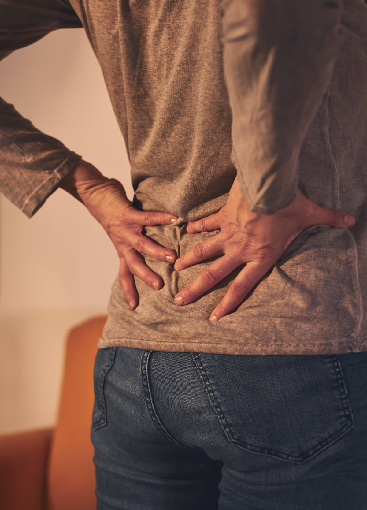 Une femme avec les mains dans le dos.
