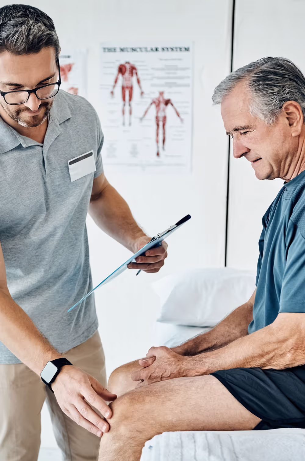 Un chiropracticien qui examine un genou d'un patient.
