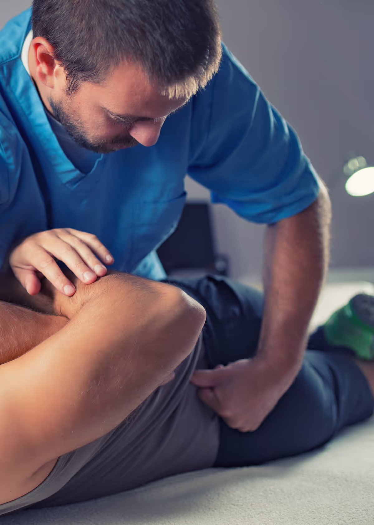 un chiro soignant un patient qui a mal au dos.
