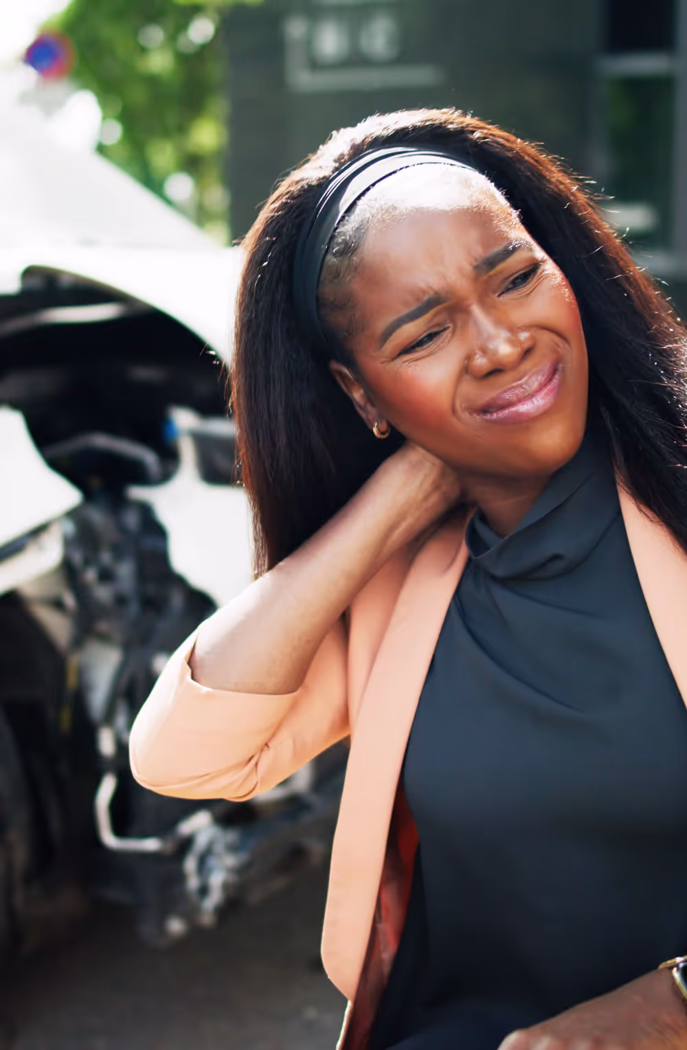 Une femme se prend le cou après un accident de voiture.